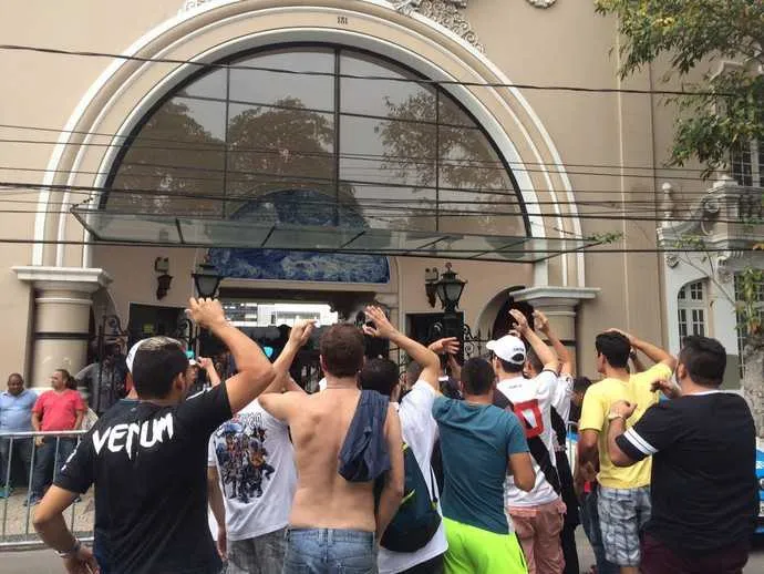Os torcedores na entrada social de São Januário tentaram entrar para conversar com jogadores