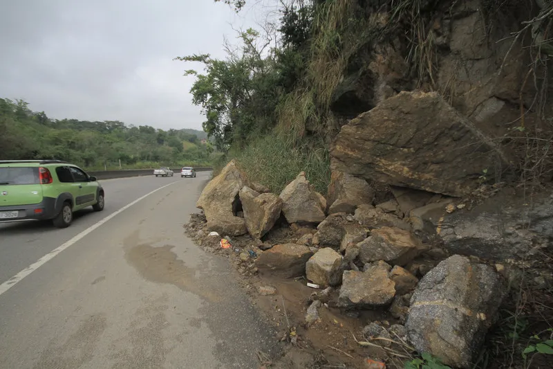  Além das pedras amontoadas ao lado da pista, outras estariam ameaçando deslizar da encosta