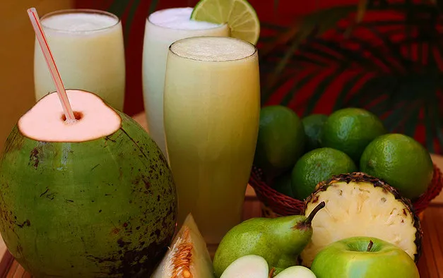 Troque o refrigerante por bebidas mais saudáveis como água de coco e sucos naturais