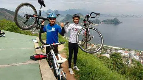 Ezequiel no parque da cidade com amigo.