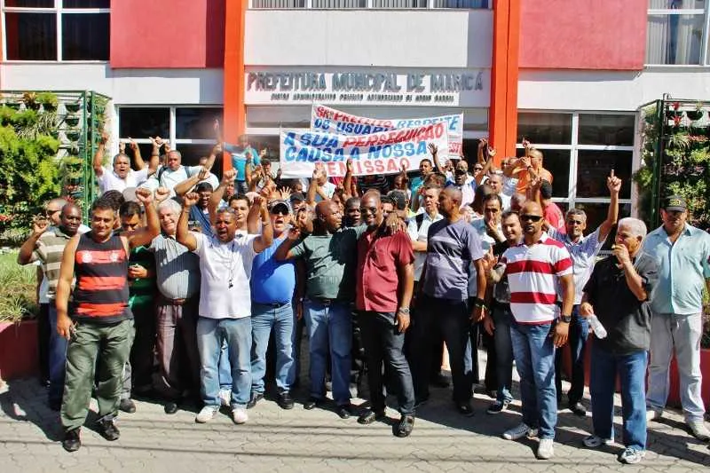 Os manifestantes se concentraram na porta da empresa de ônibus e depois foram à prefeitura