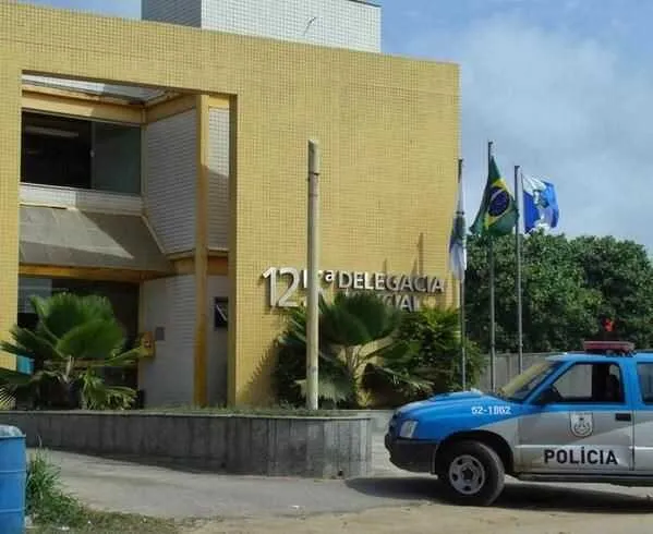Os policiais da delegacia de São Pedro estão analisando imagens para tentar identificar homens