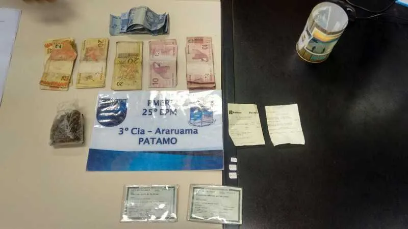O acusado foi preso com drogas e dinheiro na Praça da Bandeira