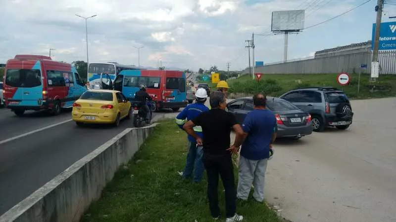 Assustados, motoristas tentaram voltar pela contramão da BR-101