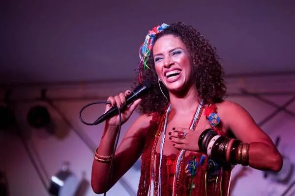 Renata Jambeiro canta junto com Leonardo Bessa nesta sexta
