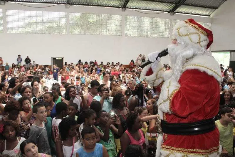 A Associação Pestalozzi de Niterói iniciou campanha de arrecadação de presentes para o Natal das cerca de 600 crianças e adolescentes que estudam ou fazem tratamento na instituição filantrópica em Pendotiba. A festa de fim de ano, com a chegada do Papai Noel oficial de Niterói, interpretado pelo artista Sohail Saud acontece no dia 15 de dezembro. Informações pelo telefone 21994436. 
