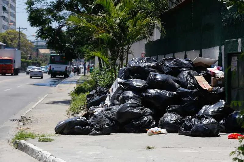 Na Avenida Maricá, no Jardim Alcântara, moradores reclamam do acúmulo de lixo nas calçadas