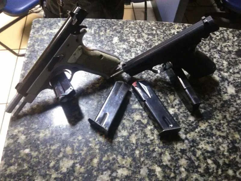  Em Cabo Frio, agentes prenderam um homem com duas pistolas calibre 9 mm e três carregadores

