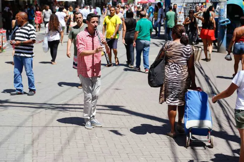 Marcelo fez um concerto no centro de Alcântara, para chamar a atenção para a campanha virtual de arrecadação de recursos para a viagem