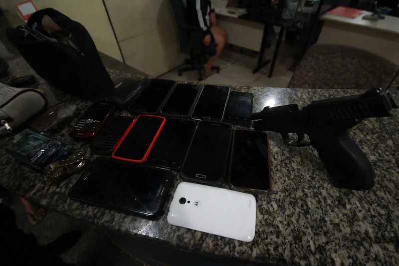  Policiais recuperaram uma réplica de pistola, dinheiro e celulares
