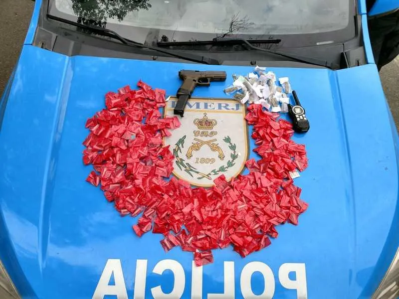  Foram encontradas drogas, uma arma e um rádio transmissor