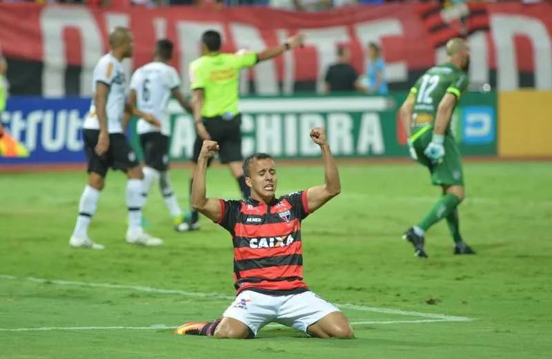 Emocionado, o atacante Matheus Carvalho comemora em campo, o título do Campeonato Brasileiro - Série B