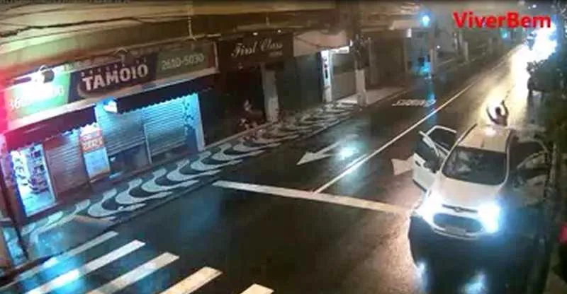 Assustadas, vítimas deixam veículo com as mãos para o alto