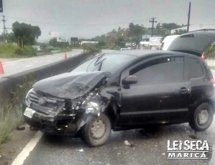 No primeiro acidente, seis pessoas ficaram feridas na Rodovia RJ-106, na região central da cidade