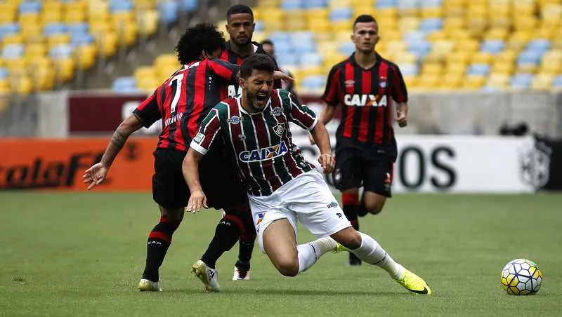  O Tricolor parou na forte marcação do Atlético-PR e não conseguiu desempatar a partida
