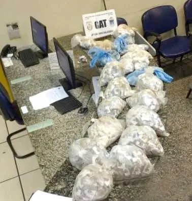 O preso informou aos policiais onde estariam escondidas as ‘cargas’ de entorpecentes