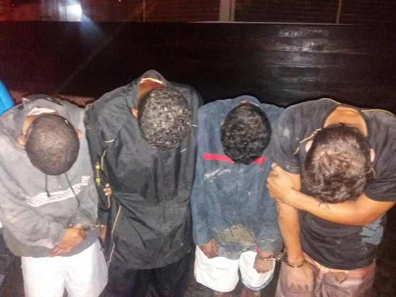 Rapazes trocaram tiros com os policiais e foram presos com pistola, revólver, armas e drogas