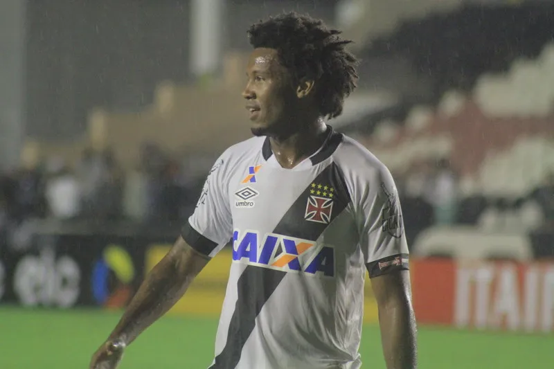  Vaz marcou gol de empate contra o CRB, garantindo o Vasco na próxima fase da Copa do Brasil