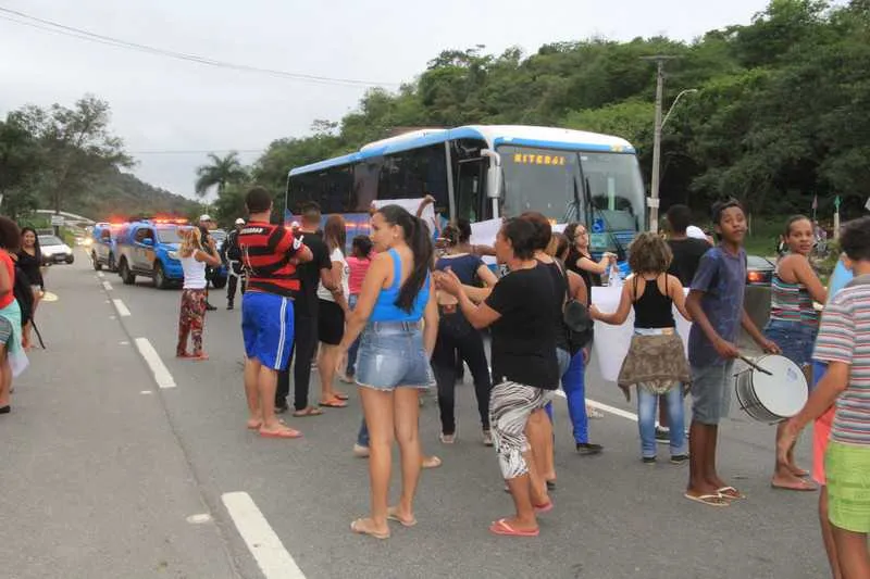  Grupo fechou uma das pistas da RJ-104, sentido Maricá