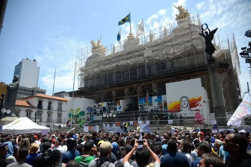Enquanto deputados discutiam projetos, servidores protestavam do lado de fora da Alerj