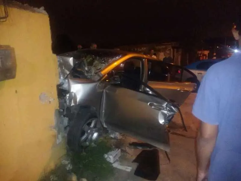  Jhonantan perdeu direção do carro e colidiu num muro