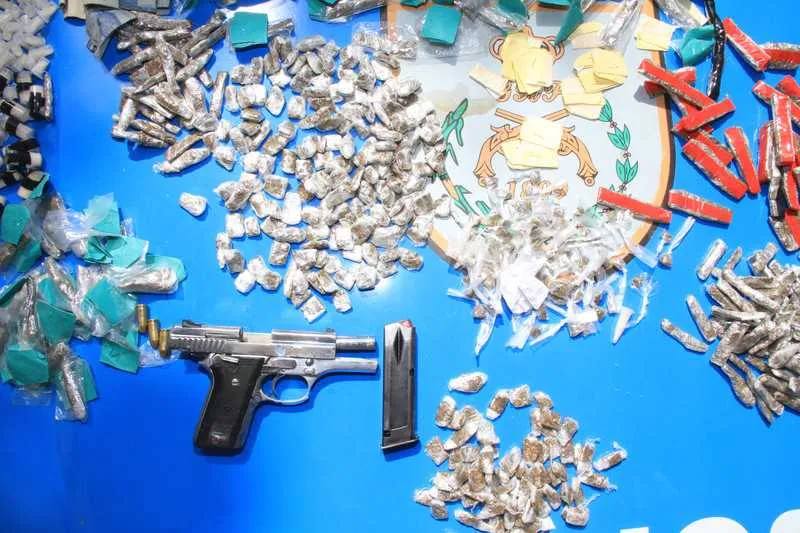 Durante a ação, agentes apreenderam uma pistola e drogas