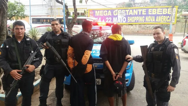 Jovens tentaram fugir, mas acabaram presos pelos militares