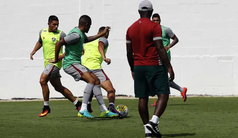 O técnico Marcão observou atentamente o treino dos jogadores ontem à tarde, no CT da Barra