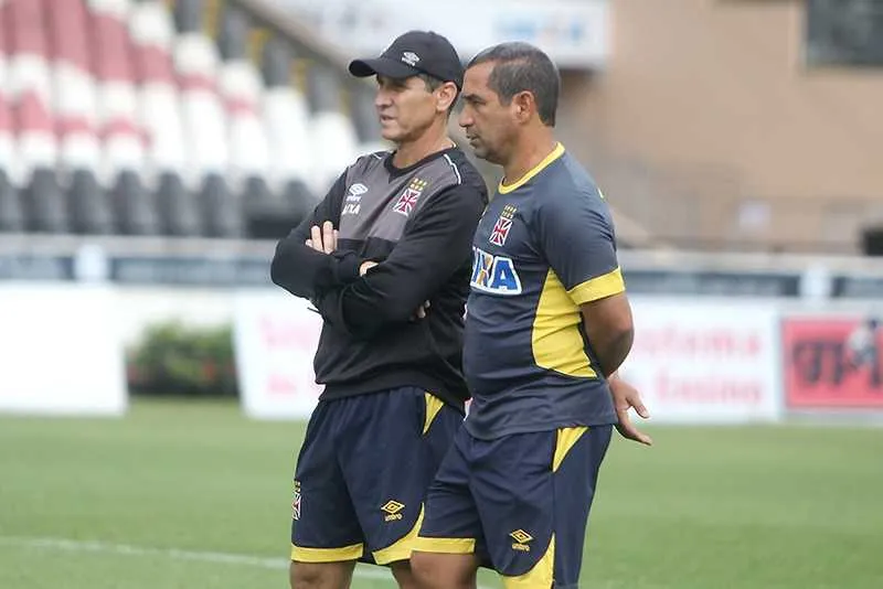 O técnico jorginho e seu auxiliar Zinho comandaram um treino tático, ontem, em São Januário