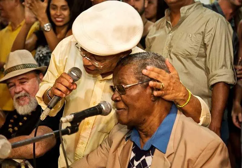 Momento marcante: Nei Lopes canta com Wilson Moreira num dos shows, sob o olhar atento de Seu Ilton