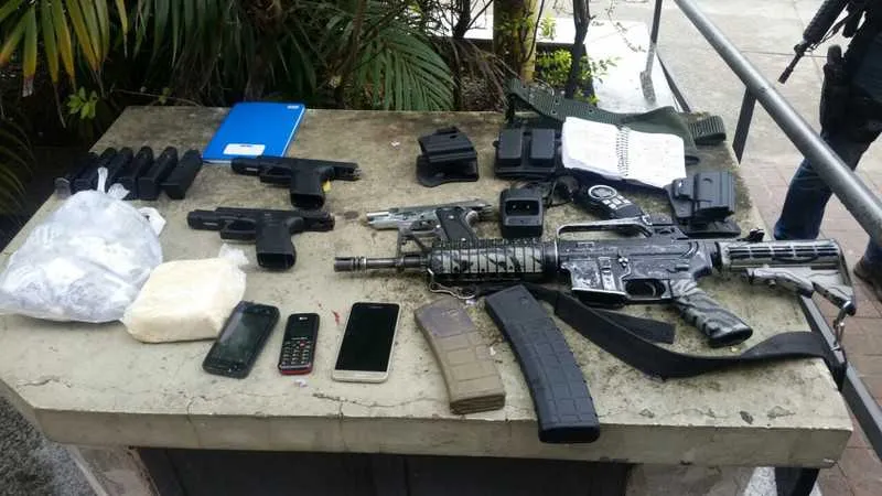 PMs apreenderam um fuzil, três pistolas, munições e drogas