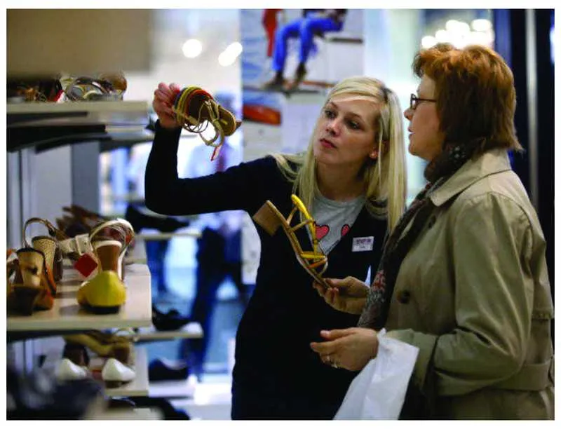 Em SG, todos os postos de trabalho oferecidos são para o comércio. O maior número de vagas para a função de repositor em supermercados