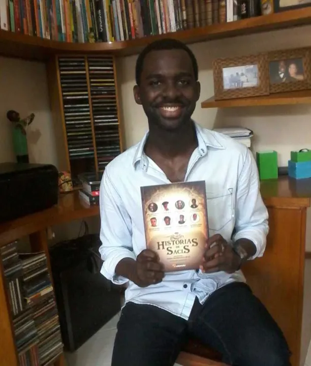 Izak Dahora é autor do conto de abertura do livro ‘História de Sacis’
