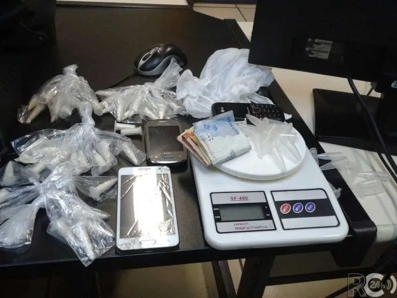  Durante operação na região, foram apreendidas drogas, celulares, dinheiro e material para endolação