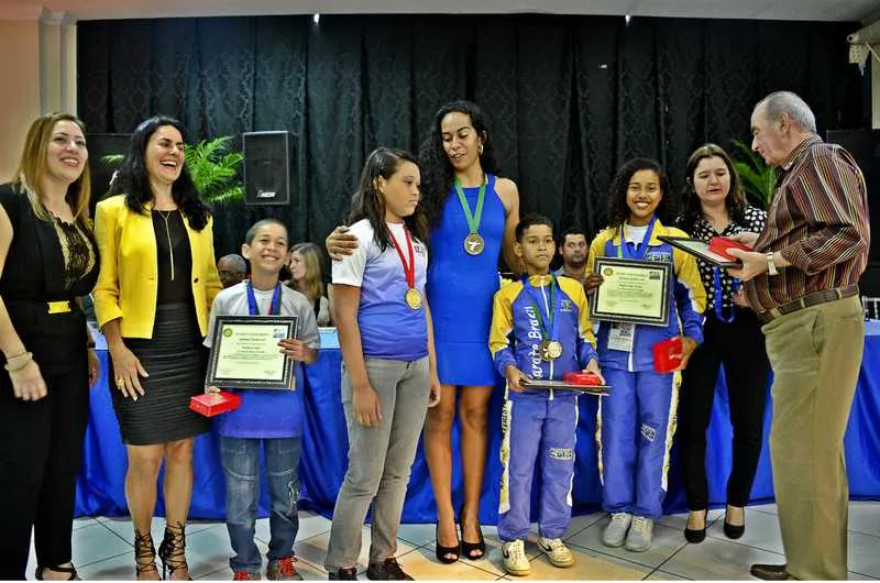 Atletas de karatê do programa “Mais Educação” foram homenageados em cerimônia oficial
