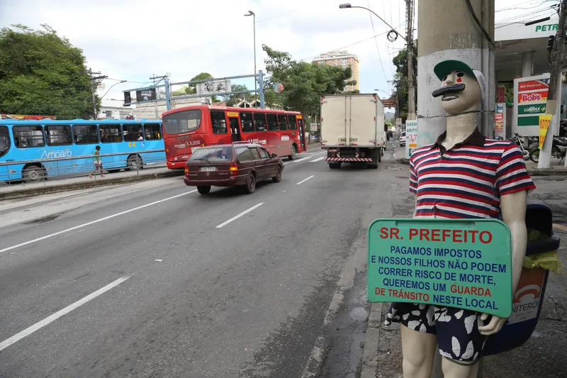 Maurício usa boneco para protestar contra falta de guardas