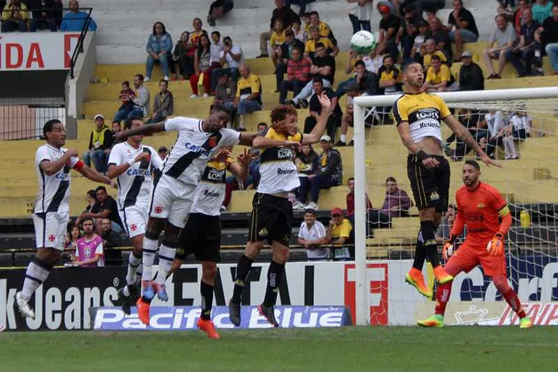 Num jogo de altos e baixos, time perdeu chances claras de gol