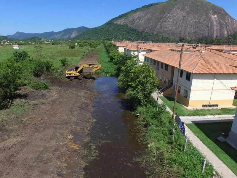 Máquinas da Prefeitura estiveram nos canais paralelos ao conjunto há poucas semanas