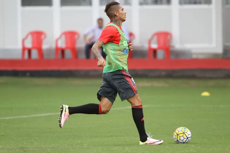 Paolo Guerrero retorna ao Rubro-Negro, amanhã, contra o Grêmio