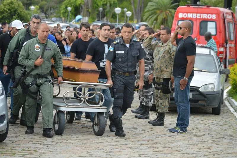 Dezenas de colegas da corporação acompanharam enterro do corpo ontem, em Vista Alegre