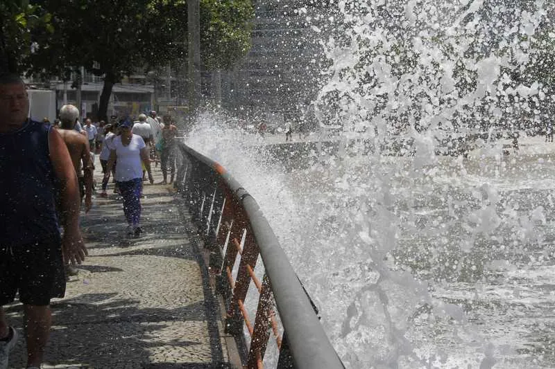 Imagem ilustrativa da imagem Ressaca atinge praias de Icaraí e Boa Viagem