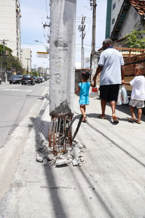 Moradores estão preocupados com um poste na Mário Viana