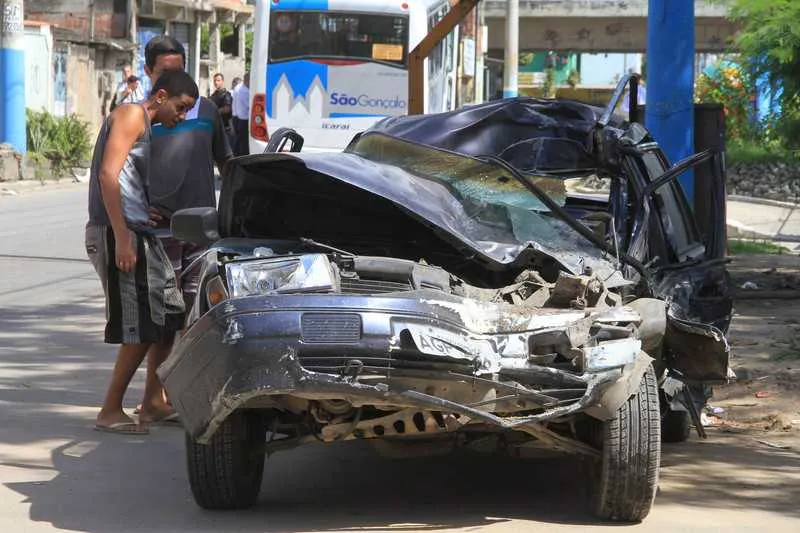 Carro ficou completamente destruído com o impacto da batida