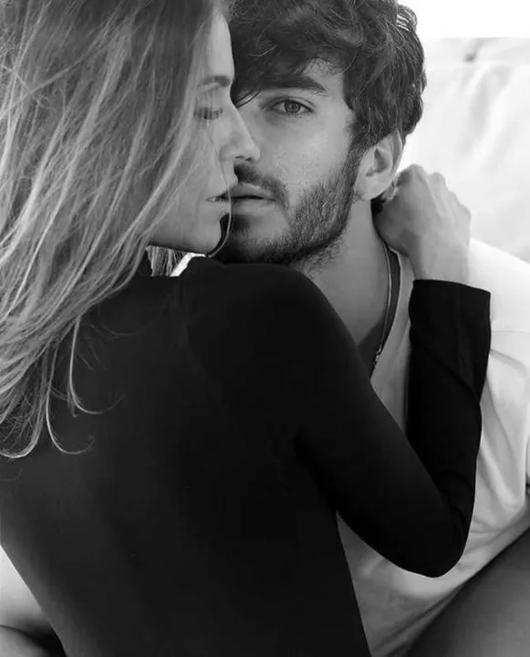 Deborah Secco resolveu mostrar todo seu romantismo e postou uma bela foto ao lado do marido, Hugo Moura, nesta última segunda-feira, 21. Na imagem, os dois aparecem em uma pose bem sexy. "Somos um só", legendou ela