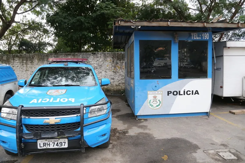 Imagem ilustrativa da imagem Preso suspeito de tirar fotos armado ao lado de cabine da PM no Salgueiro