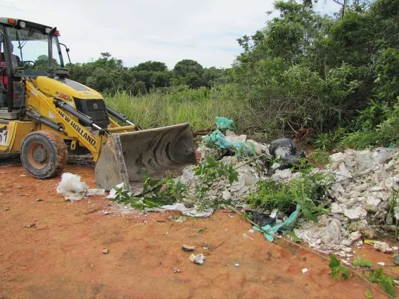 Vinte toneladas de entulho foram removidas. Foram feita 8 viagens de caminhão para retirada
