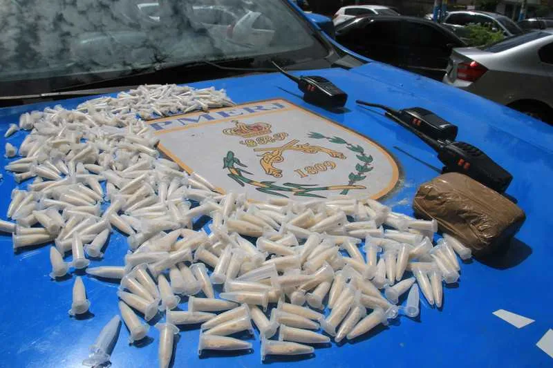 2N foi flagrado com drogas na Favela do Crime, enquanto quatro jovens foram presos com armas no Morro da Bandeira