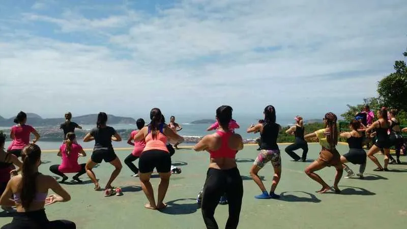 Yoga é uma das atividades oferecidas pela Secretaria Municipal de Esporte e Lazer (SMEL)