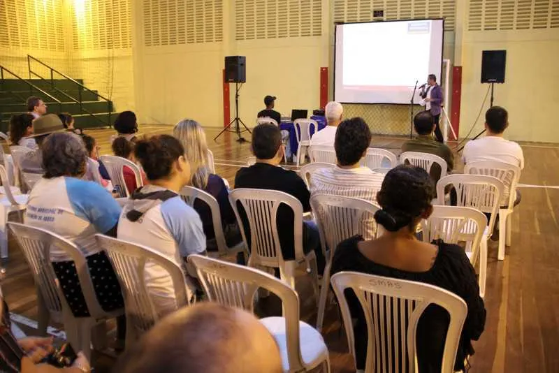 As plenárias periódicas incluem ainda a discussão de políticas sociais , entre outras questões
