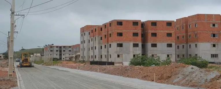A construção das unidades habitacionais foi interrompida em janeiro desse ano no município